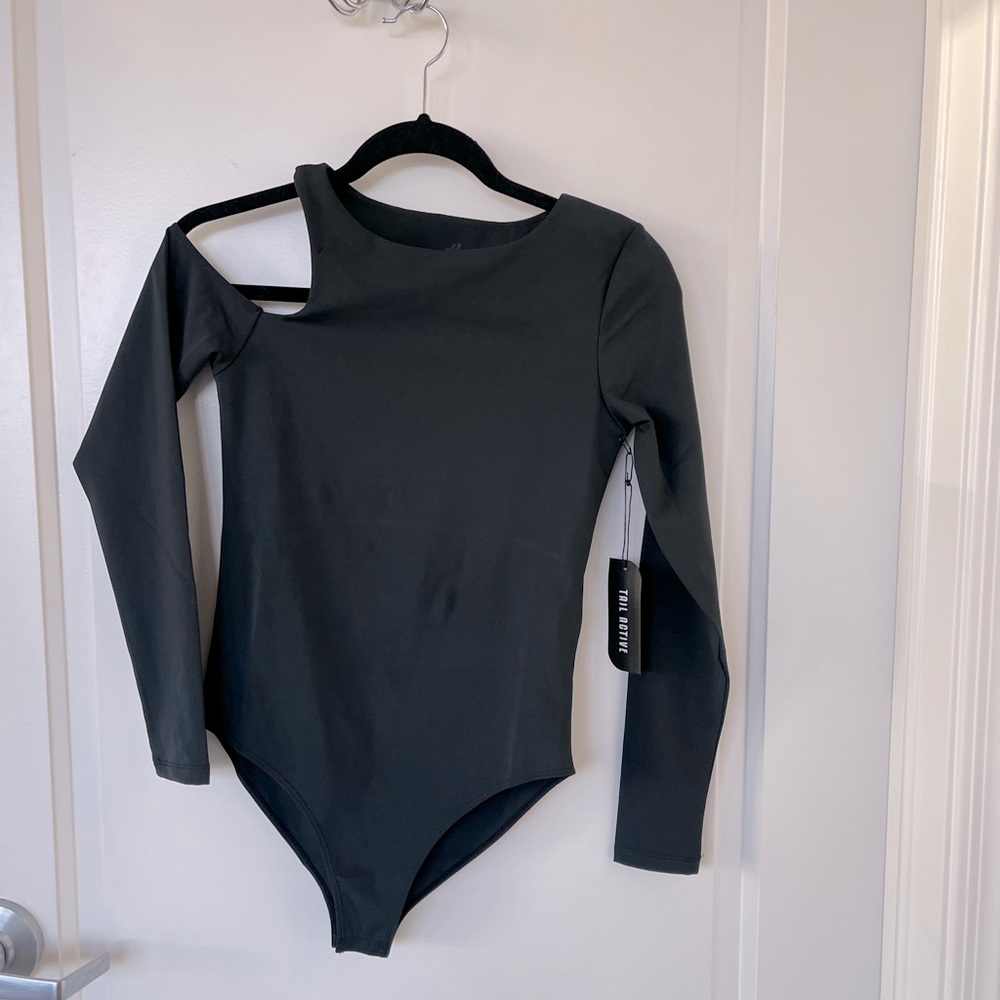 Tail Active Long Sleeve Women’s Body Suit with Shoulder Cut Out Onyx Size Medium